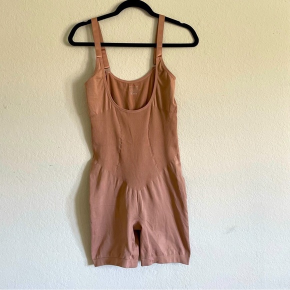 Woman’s full body short shape wear size XL sculpted body stretch undergarment - Picture 1 of 8